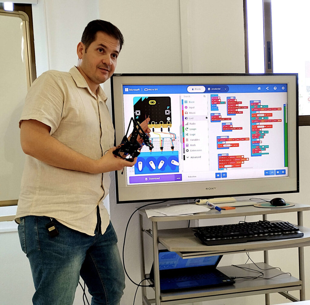 Profesor de English Robot con un robot
